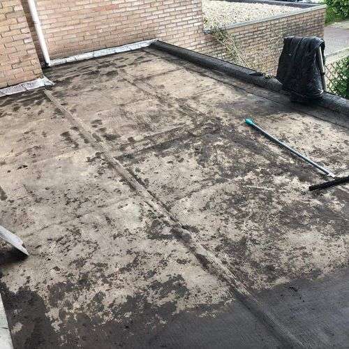 Schoonmaken van een plat dak in Gemert